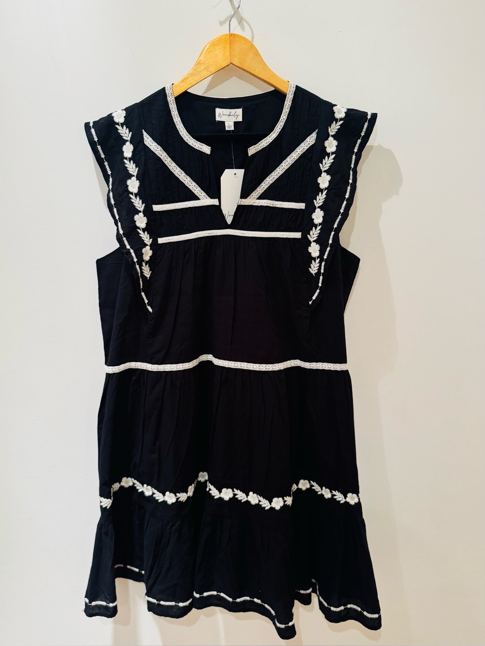 Wonderly embroidered black and white 100% cotton dress. Size L. NWT.